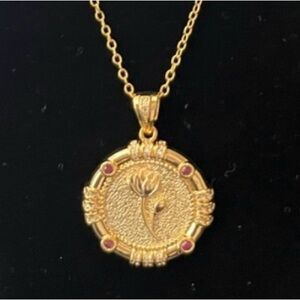 Beautiful Round Pendant Necklace